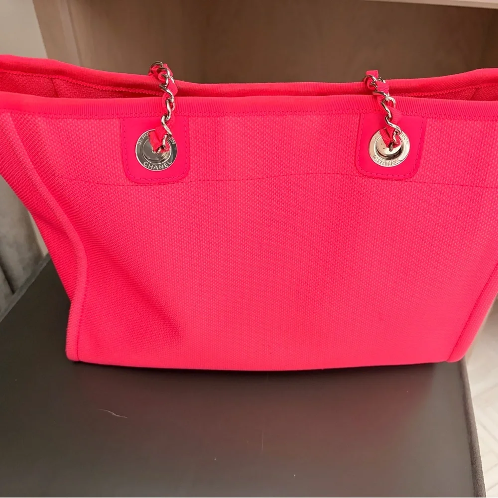 CHANEL 💯 Authentic Deauville Hot Pink and Orange Medium Tote Bag 🔥 Rare!! - Picture 10 of 14